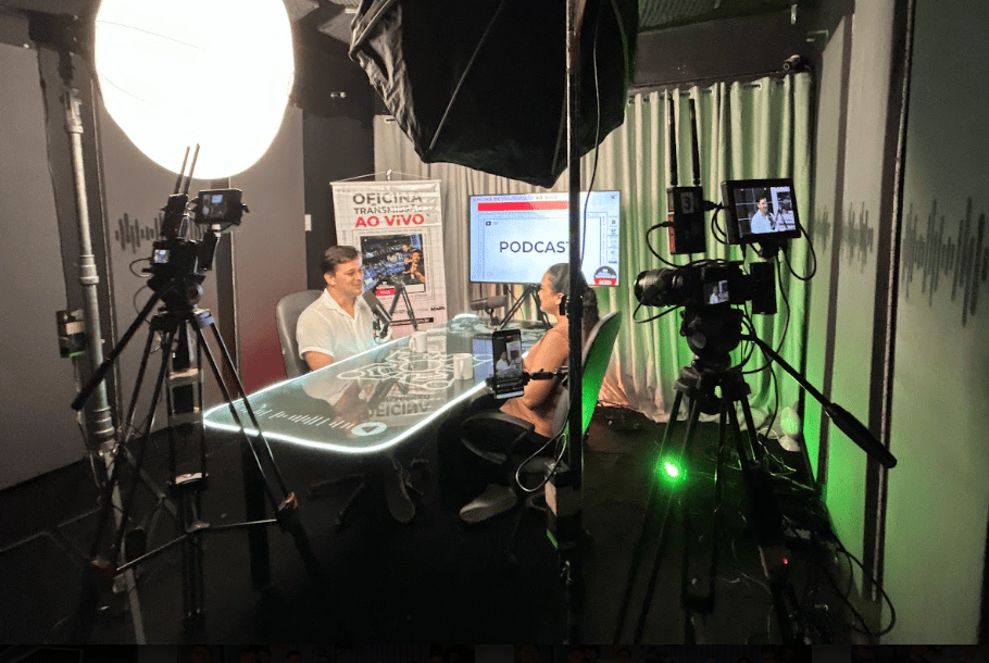 Equipe gravando um podcast em estúdio com iluminação vermelha